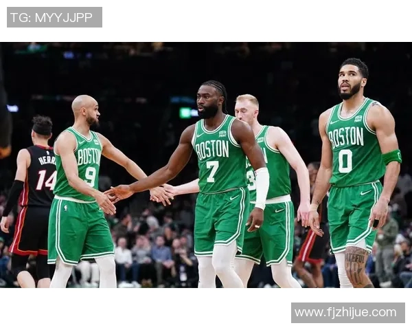 凯尔特人队整体实力突飞猛进,被视为东部夺冠热门 凯尔特人队整体实力突飞猛进,被视为东部夺冠热门